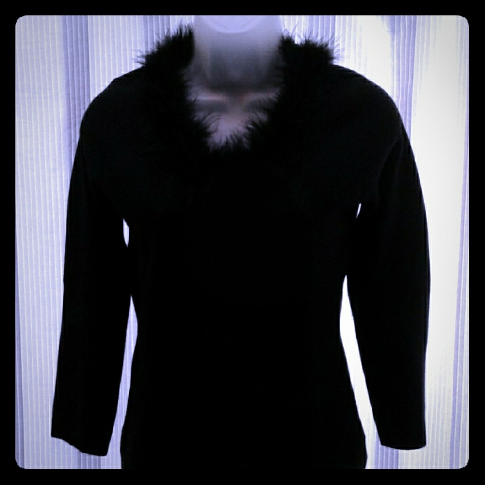 Beautiful crew neck with feathers 😍